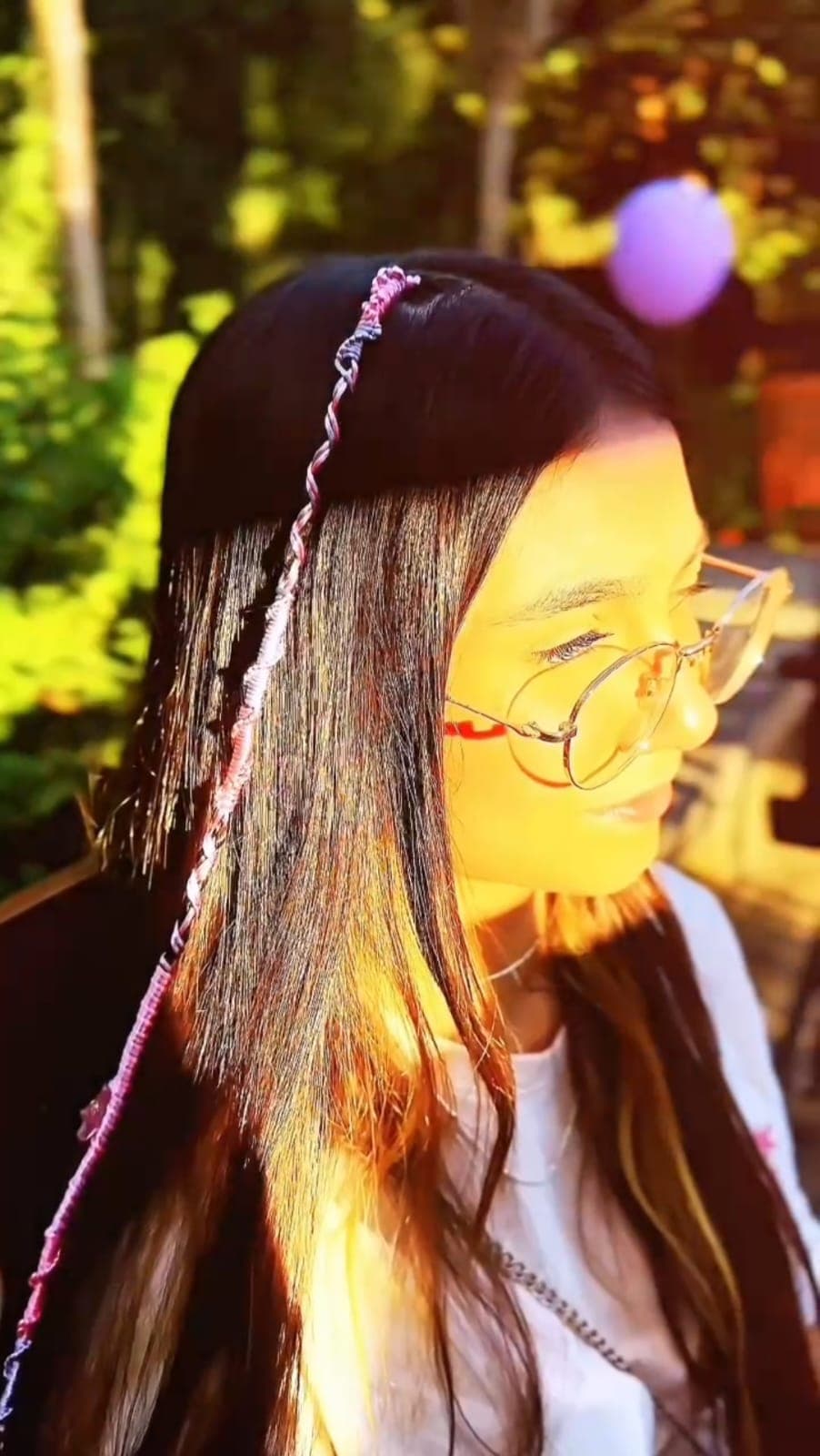 penteado com tranças e detalhes coloridos como exemplo da Estação Tererê Praiano