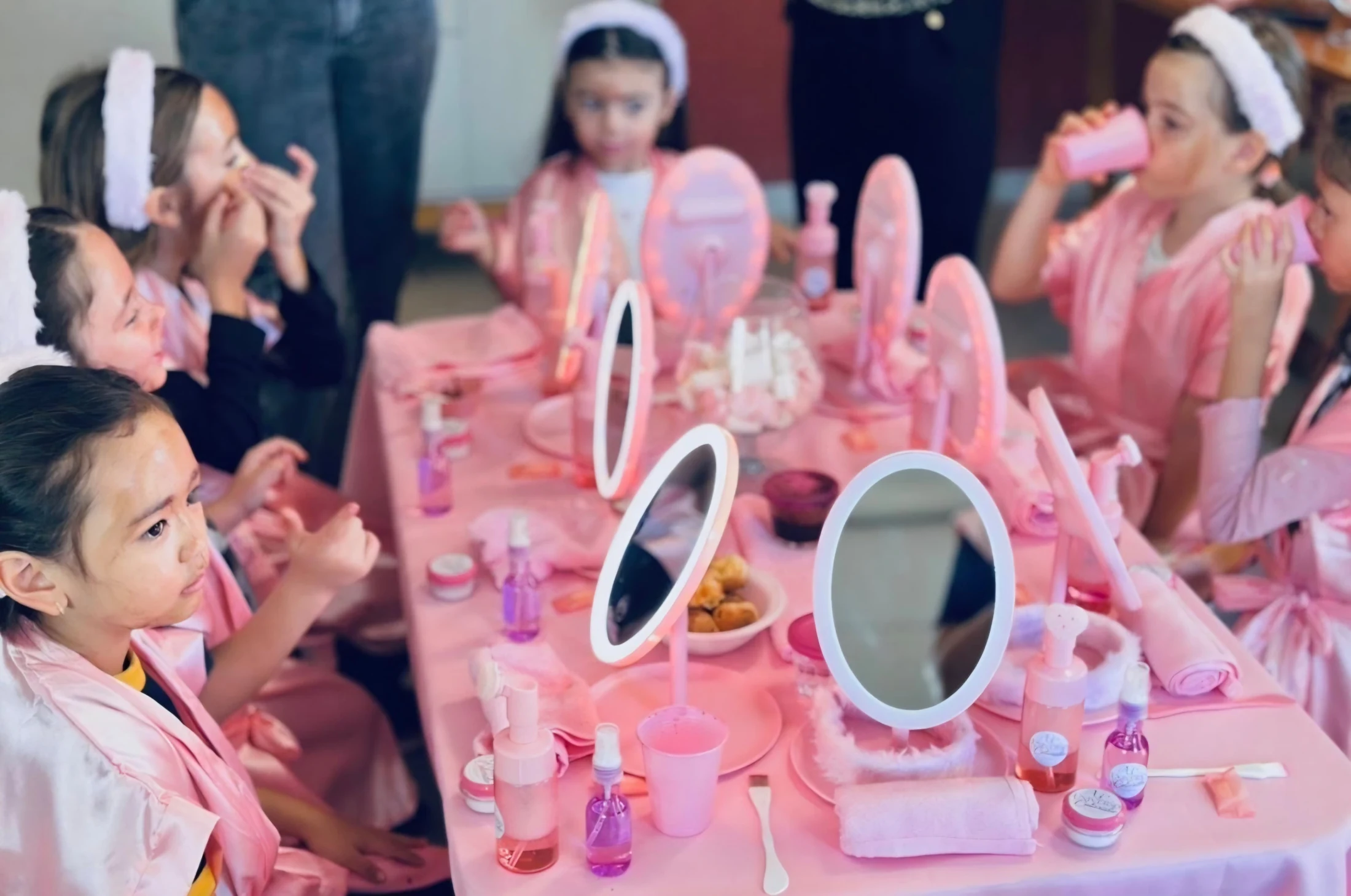 meninas aproveitando uma experiência de Spa Day Glam