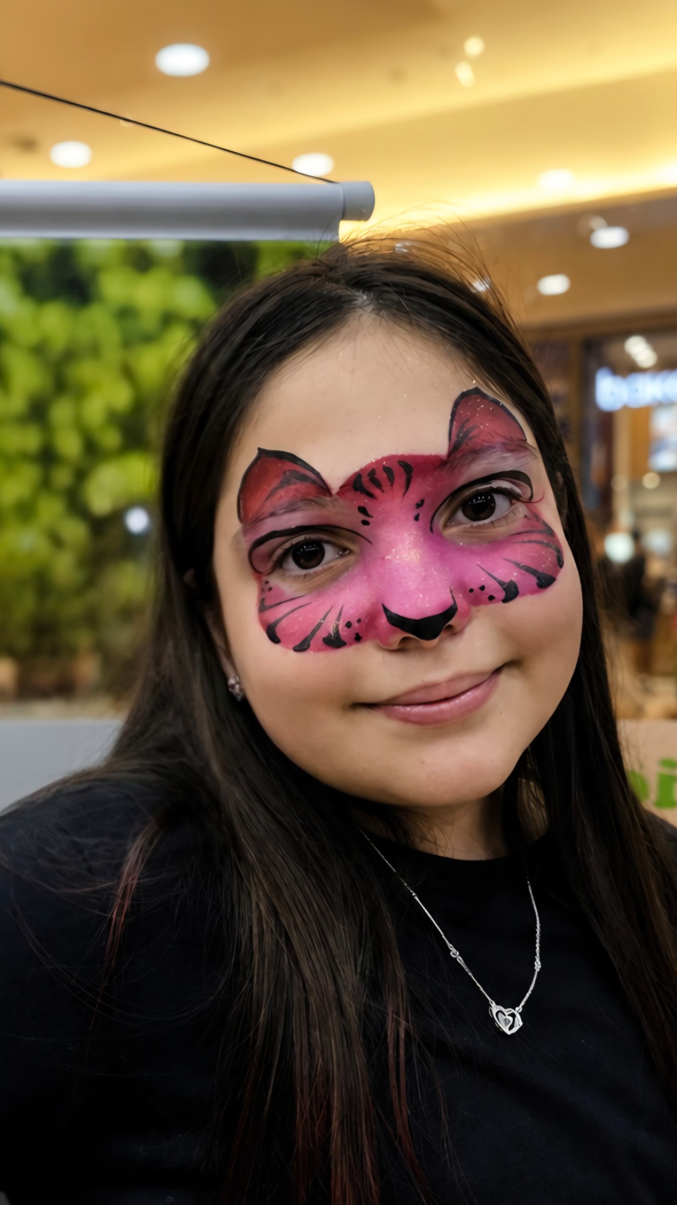 Pintura facial de tigre em evento