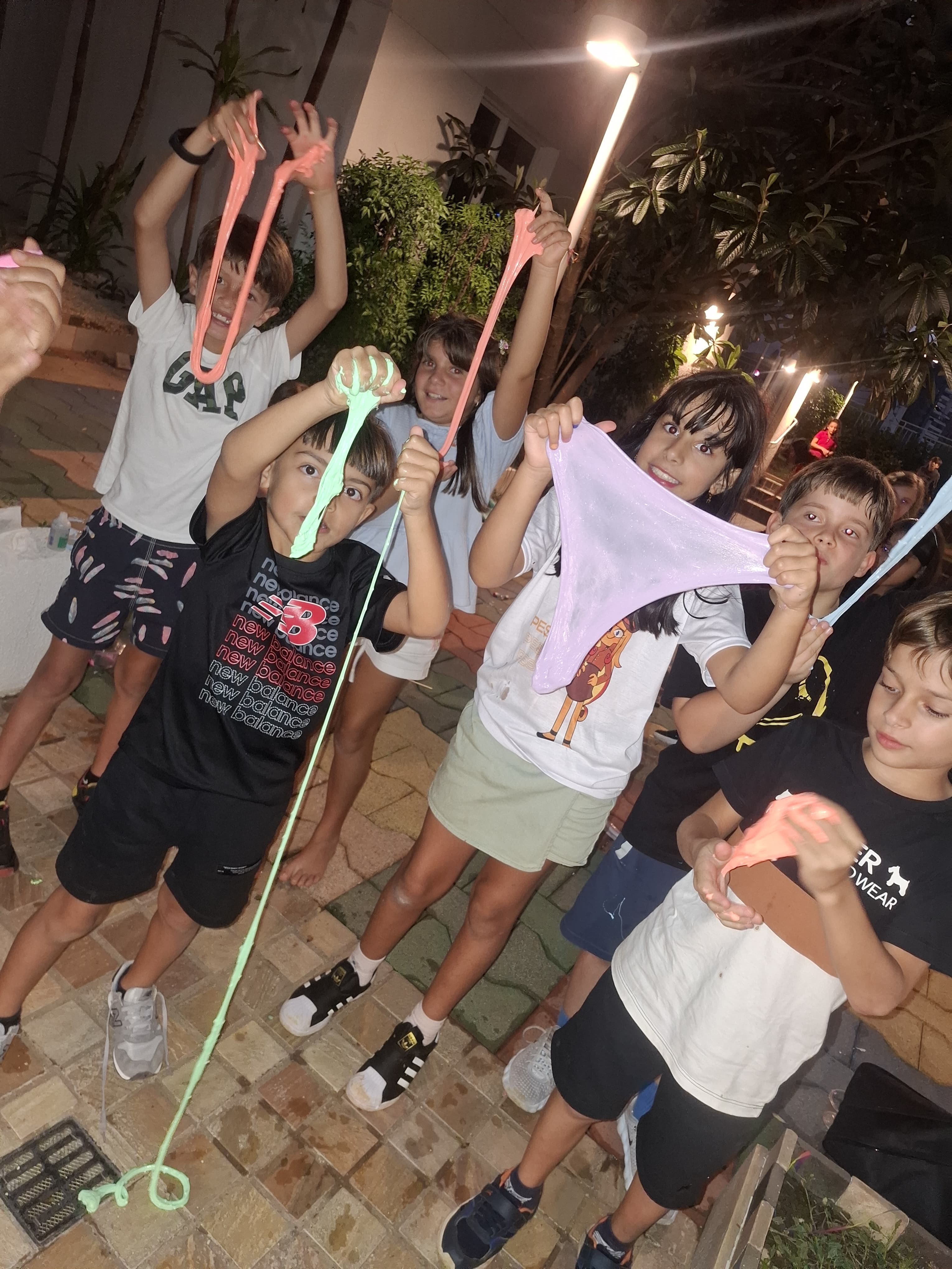 Grupo de crianças brincando com slime